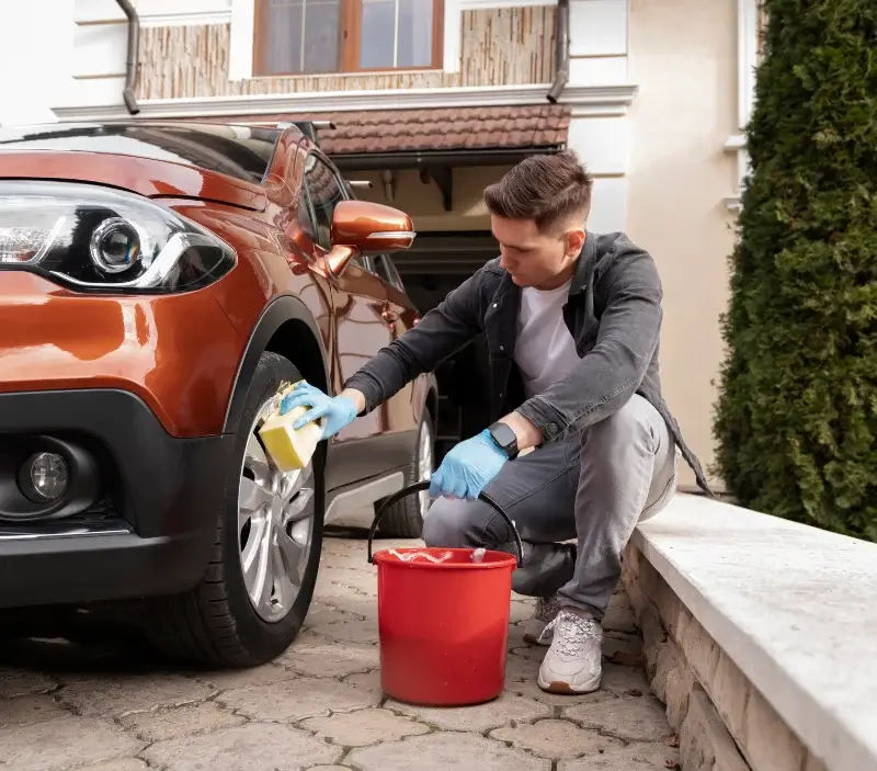 Lavage auto à domicile Ézy-sur-Eure : professionnel intervenant sur un véhicule